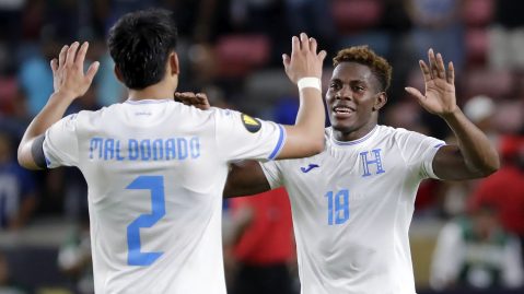 Denil Maldonado y Dixon Ramirez celebran uno de los goles en el juego contra El Salvador.